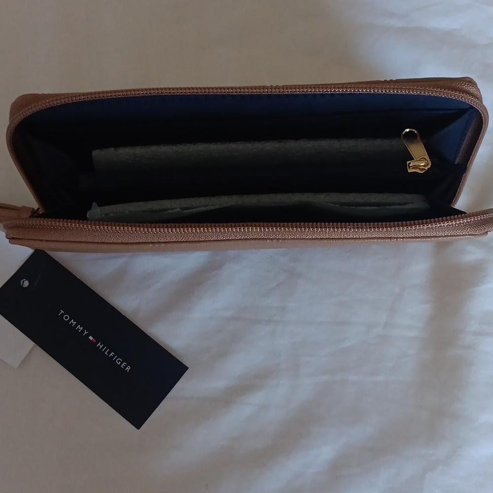 NWT.Tommy Hilfiger Tan Embossed Zip-Around Wallet - Picture 5 of 8